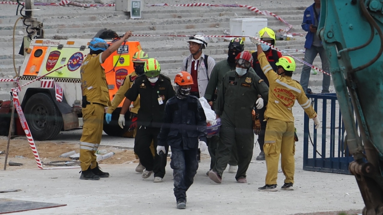 เจ้าหน้าที่ลำเลียงร่างผู้เสียชีวิตรายที่ 13 ออกจากจุดเกิดเหตุตึก สตง. ถล่ม