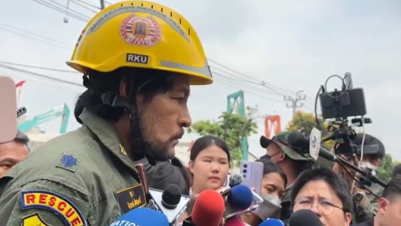 เร่งนำผู้ติดค้างออกมา คาดประมาณ 70 คน กระจุกตัวอยู่บริเวณกลางอาคาร