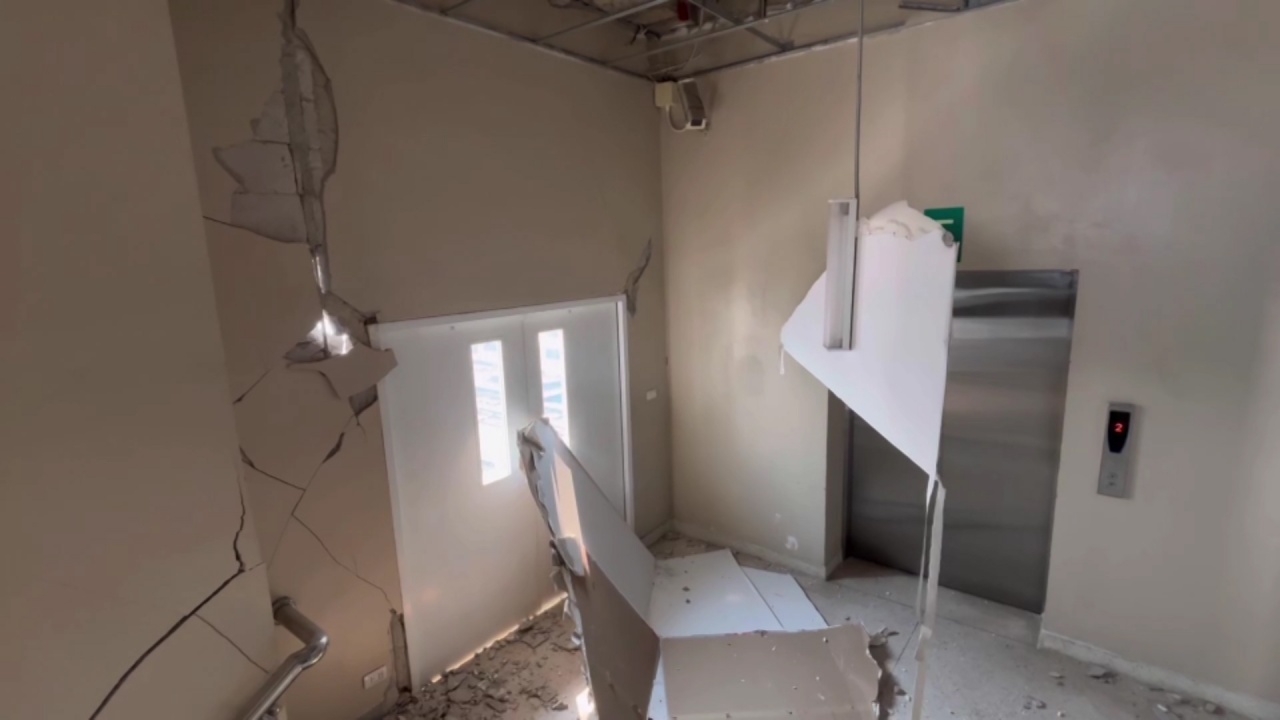 เปิดภาพความเสียหาย "รพ.ลำปาง" จากเหตุ "แผ่นดินไหว" พบรอยแตกร้าวเกือบทุกชั้น