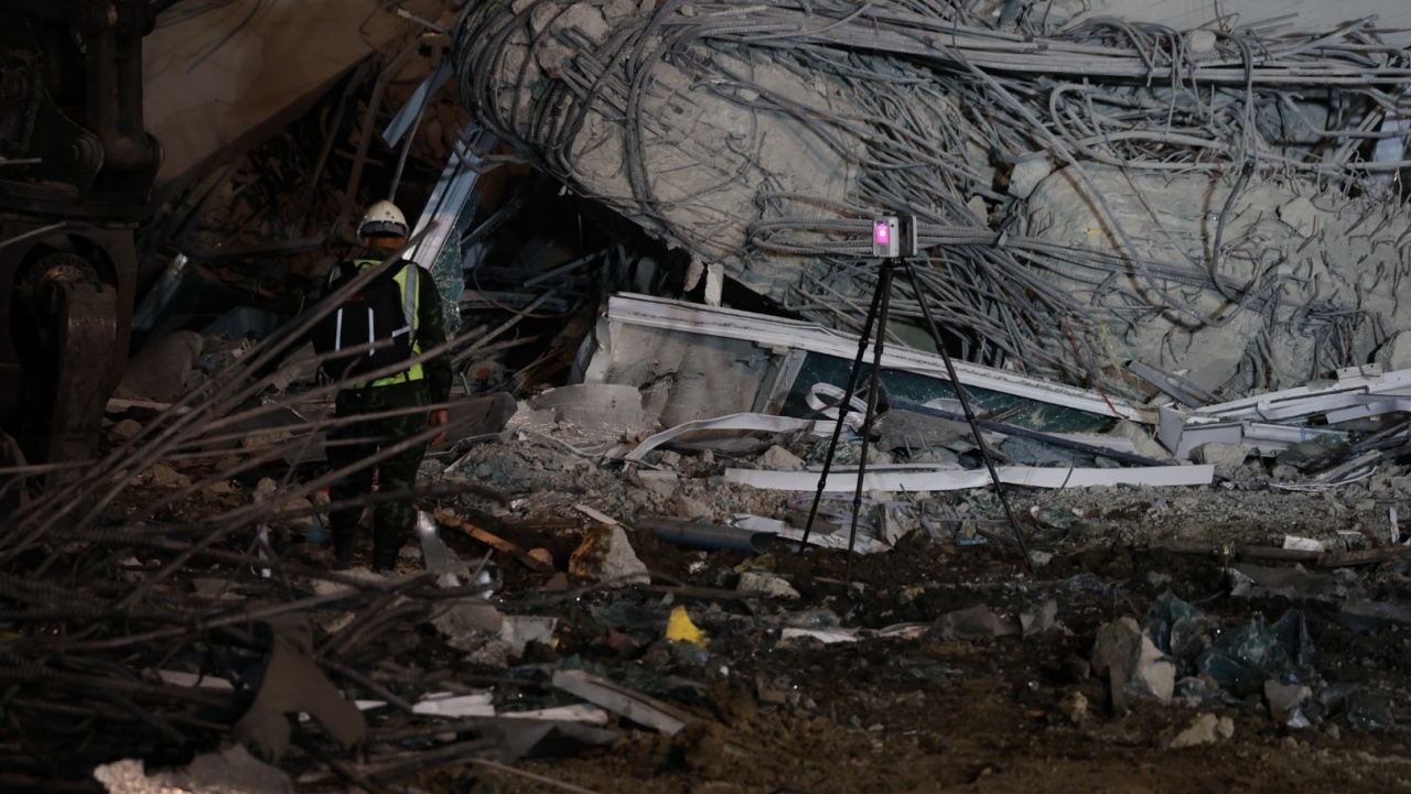 แบ่ง 3 โซน ค้นหาผู้สูญหายใต้ตึก สตง. ถล่ม พบสัญญาณชีพอย่างน้อย 3 จุด