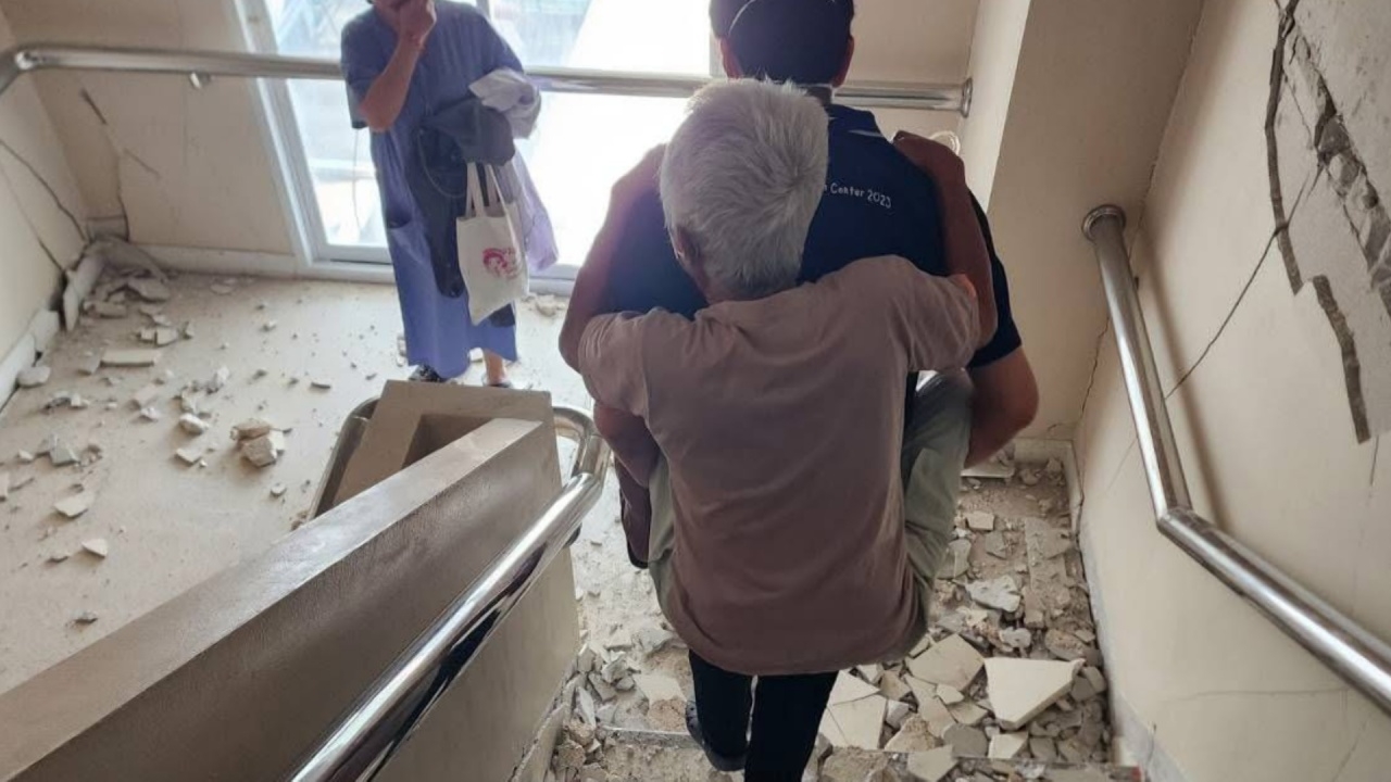 ชื่นชม "คุณหมอ" แบกคนไข้สูงอายุลงบันได หลังเกิดแผ่นดินไหวรุนแรง