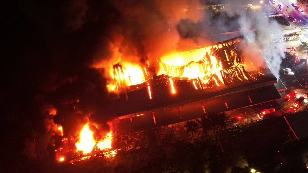 ไฟไหม้ห้างค้าส่งรายใหญ่ โครงสร้าง-สินค้า เสียหายหมด ราว 30 ล้าน