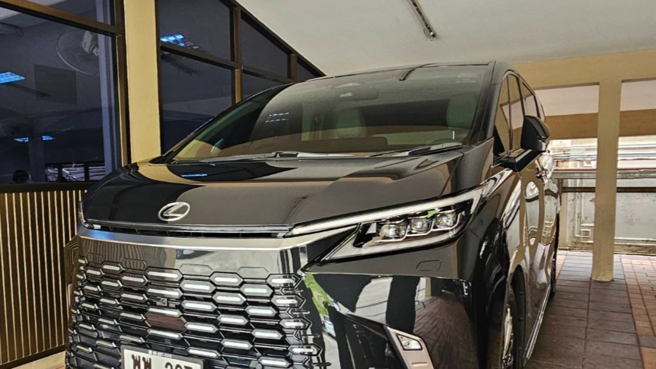 ขวดน้ำหล่นใส่รถ “นายกฯ อิ๊งค์” ขณะเยี่ยมศูนย์พักคอยญาติตึกถล่ม กระจกหน้าร้าว