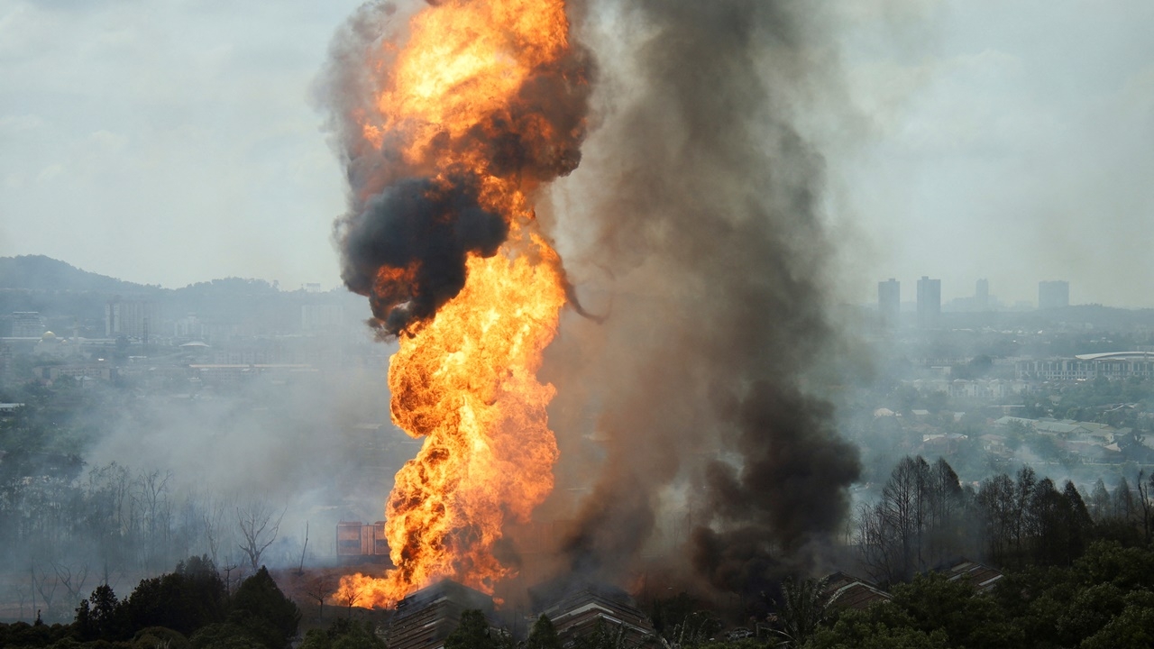 เจ็บ 145 คน ท่อแก๊สระเบิดในรัฐสลังงอร์ ทำไฟพุ่งขึ้นฟ้าสูงเท่าตึก 20 ชั้น