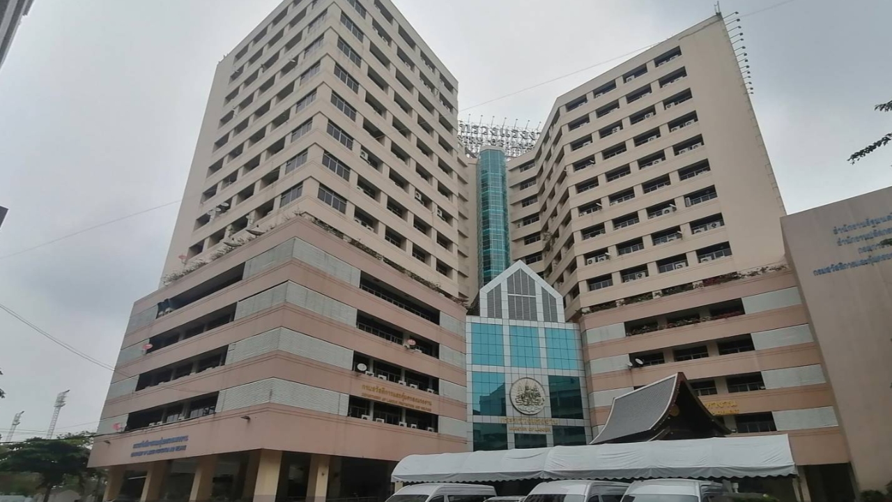 ตึก 15 ชั้น ก.แรงงาน สั่นไหว “พิพัฒน์” ย้ายตึกทำงาน สั่ง WFH จนกว่าจะได้ผลตรวจสอบ