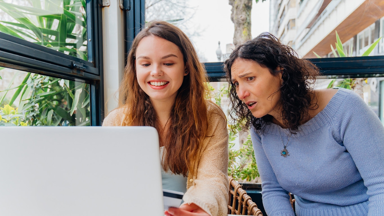 พ่อแม่อเมริกัน จ่อเลิกให้เงิน Gen Z เงินเฟ้อดันรายจ่ายพุ่งเดือนละ 5 หมื่น ค่าเทอมเบียดเงินเกษียณ