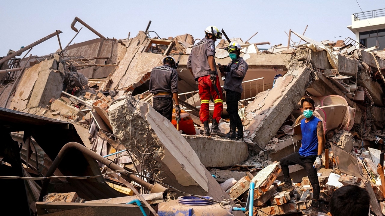 เหยื่อแผ่นดินไหวพม่าทะลุ 1,700 ศพ นานาชาติระดมกำลังค้นหาผู้รอดชีวิต