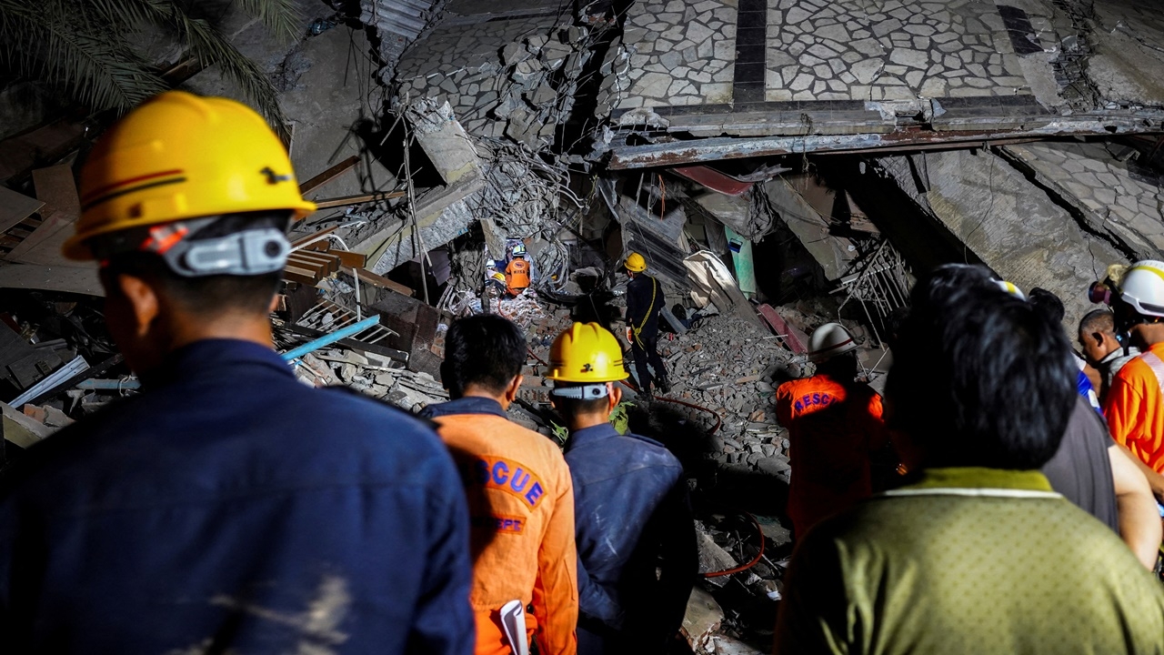 ยังมีหวัง พม่าช่วยผู้รอดชีวิตได้อีก 4 ราย หลังติดใต้ซากโรงเรียน 60 ชั่วโมง