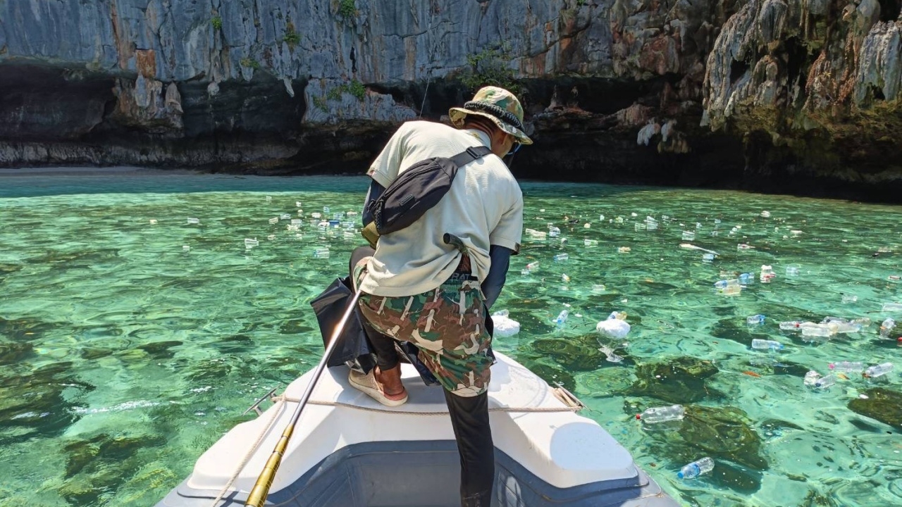 เก็บเท่าไรก็ไม่หมด ขยะจำนวนมาก ลอยเกลื่อนทะเลเกาะพีพี