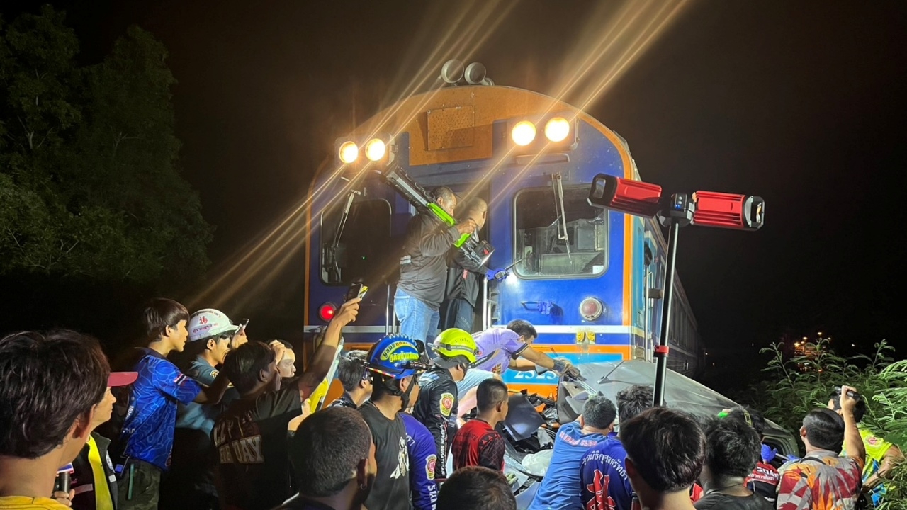 ดับ 2 เจ็บ 3 อุบัติเหตุ "รถไฟ" ชนกระบะ บริเวณจุดลักตัดรถไฟมะลวน จ.สุราษฎร์ธานี