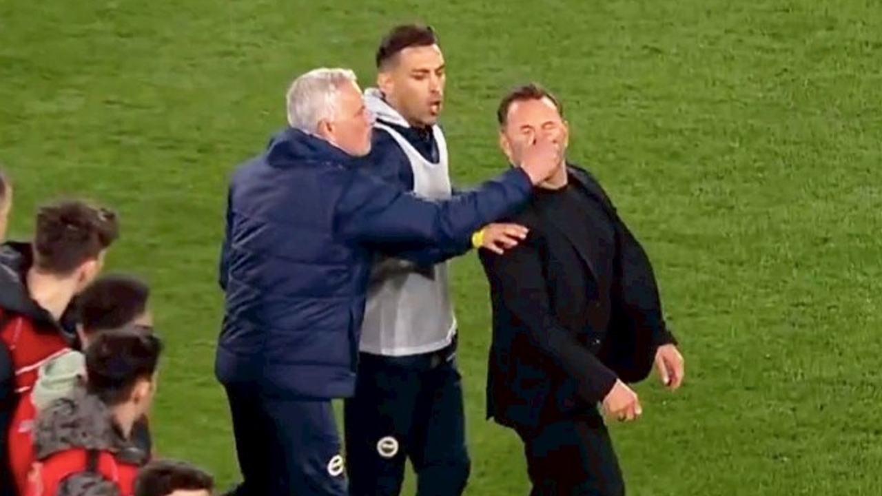 ชมคลิปจังหวะทำไปทำไม? ของ "มูรินโญ" ที่พุ่งตัวไปบีบจมูกโค้ชคู่แข่ง หลังทีมตัวเองแพ้ 