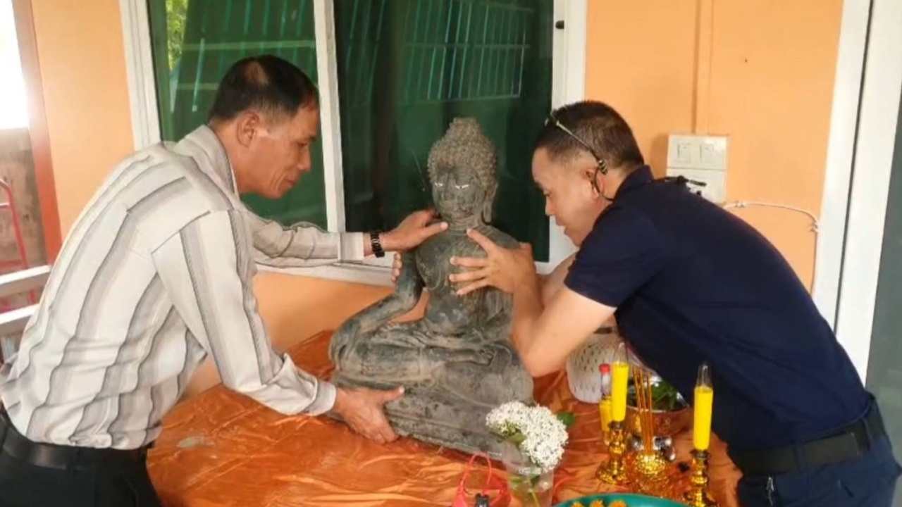 ปรับที่จะสร้างบ้าน เจอพระพุทธรูปโบราณ คาดอายุกว่า 1,000 ปี