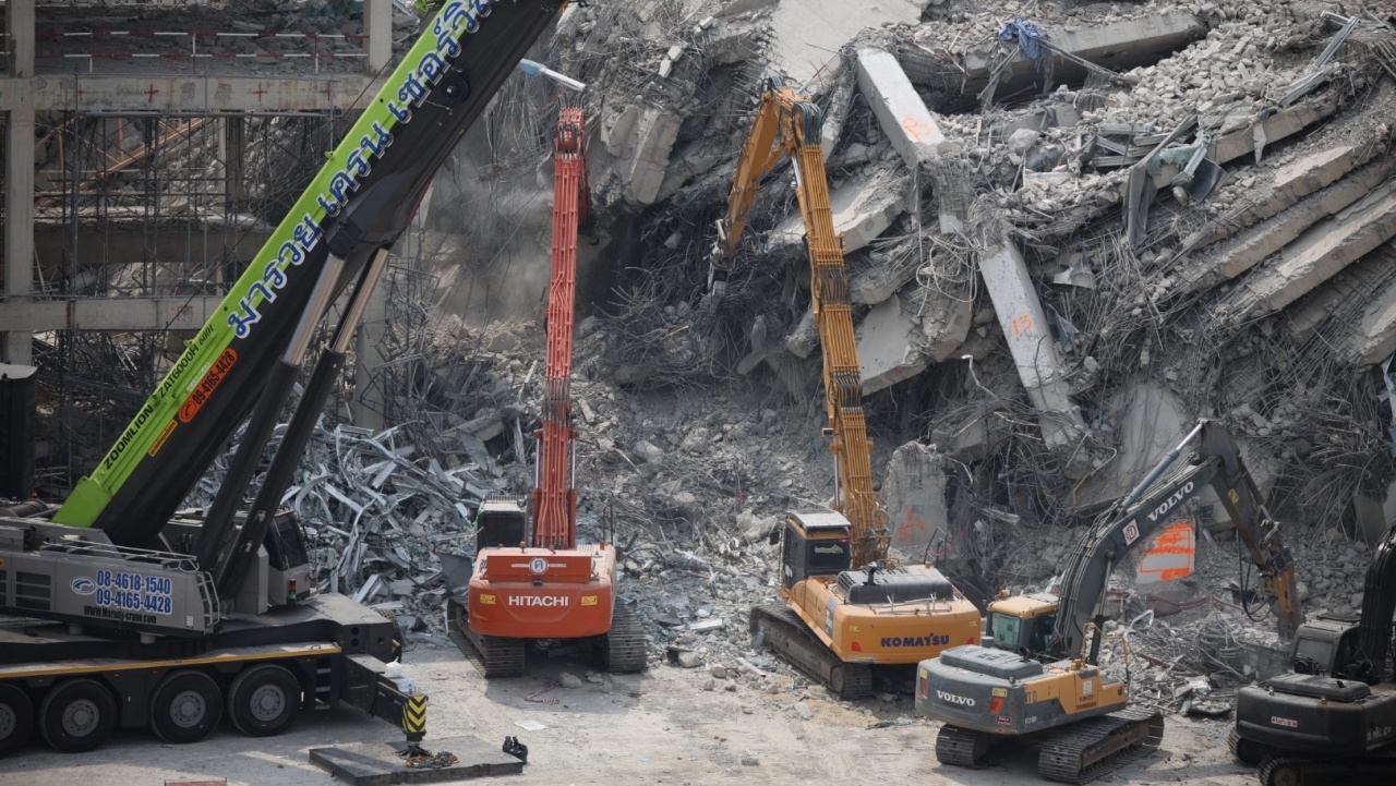 เจาะทลายแผ่นคอนกรีต เปิดทางเข้าพื้นที่ ค้นหาผู้สูญหายตึก สตง. ถล่ม