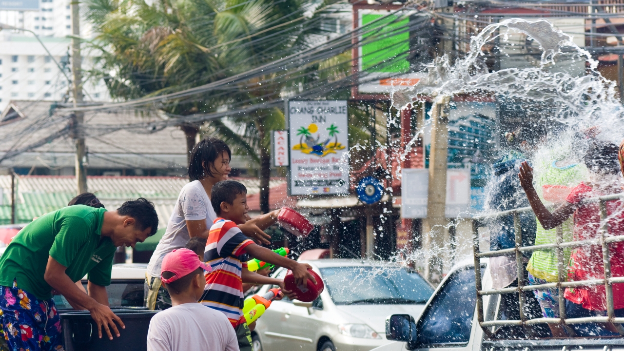 สงกรานต์วันไหลบางแสน 2568 จัดวันไหน มีกิจกรรมไฮไลต์ และกฎข้อห้ามอะไรบ้าง