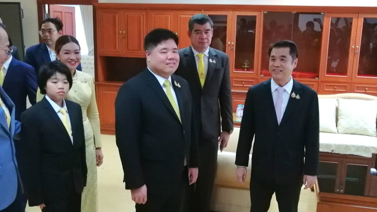 “สุริยะ” ให้กำลังใจหลาน “พงศ์กวิน” ถึงกระทรวงแรงงาน พร้อมดันปรับค่าจ้างขั้นต่ำ