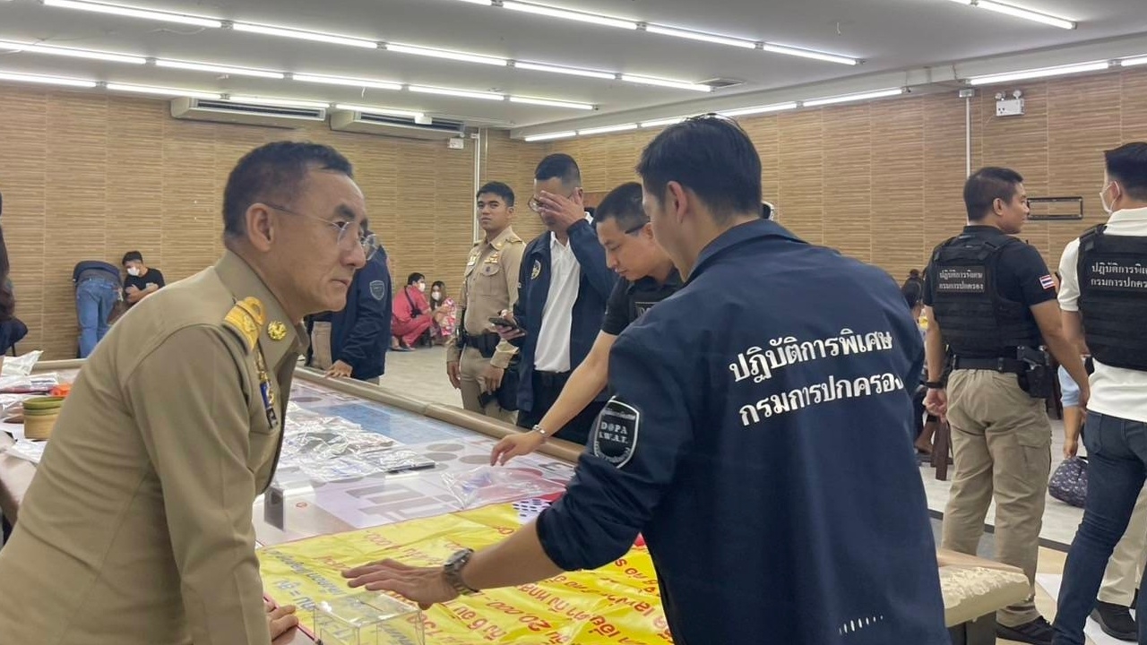"ปกครอง" เปิดปฏิบัติการ "ปิดบ่อนสะพานใหม่" บุกจับนักพนันกลางกรุง ใกล้รถไฟฟ้า