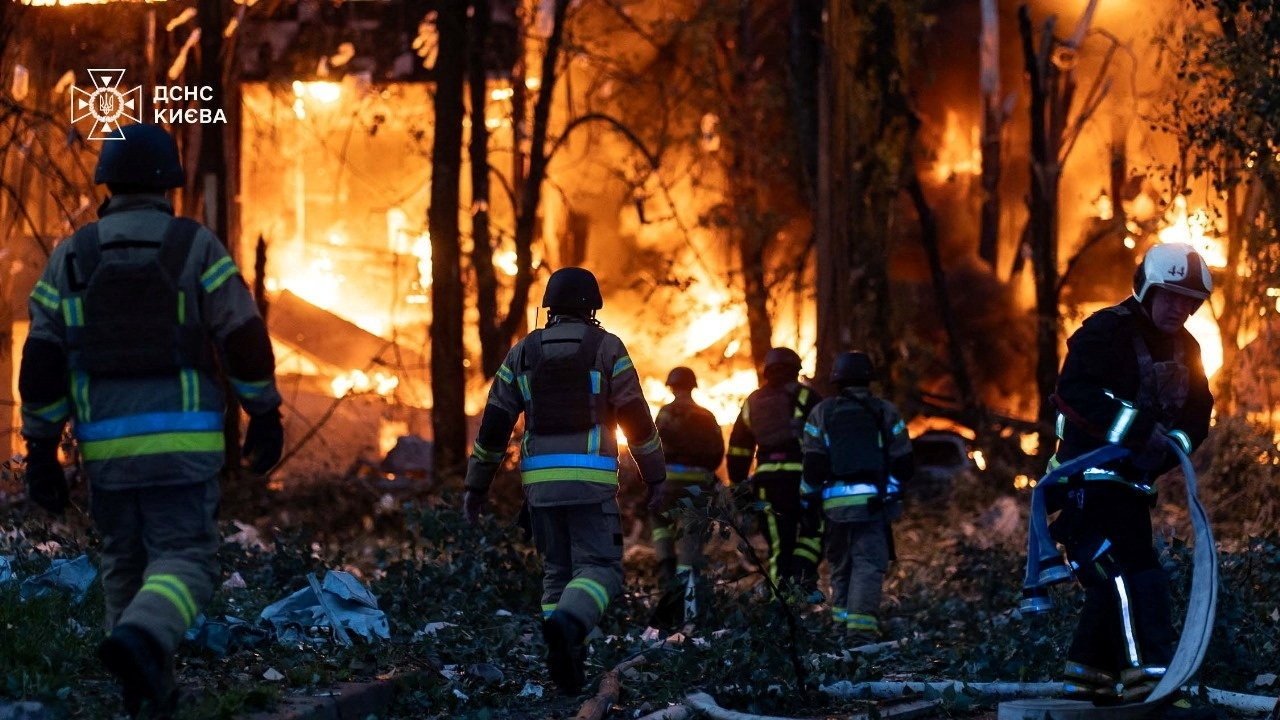 ขีปนาวุธ-โดรนรัสเซีย ถล่มกรุงเคียฟครั้งใหญ่ที่สุด ขณะปูตินปฏิเสธข้อตกลงหยุดยิงทรัมป์