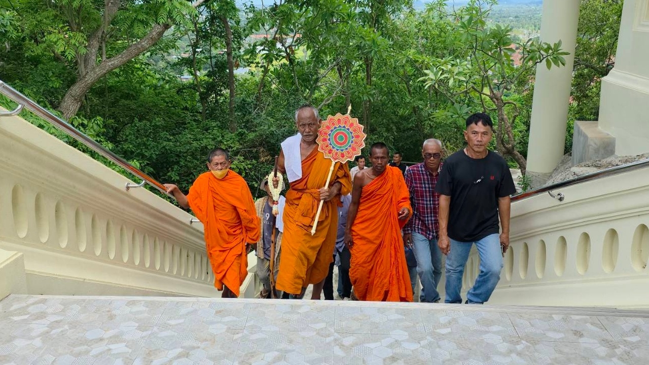 จากนครปฐมสู่เพชรบุรี เปิดใจ "หลวงพ่อชุม" เดินเท้ากลับวัด 138 กม. หลังรับพัดยศ