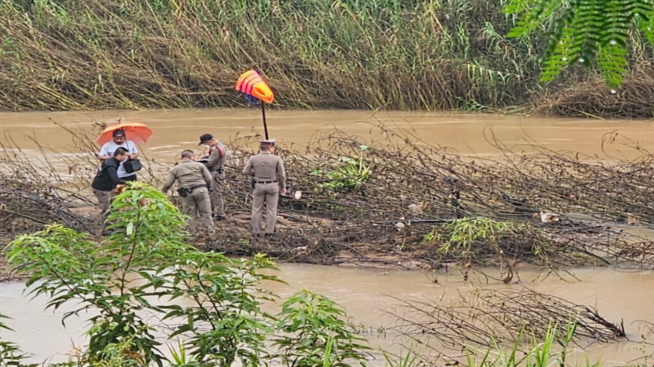 พบร่างแล้ว "ร.ต.ท." พายเรือจับผู้ต้องหา ก่อนพลิกคว่ำ ญาติร่ำไห้รอรับศพ