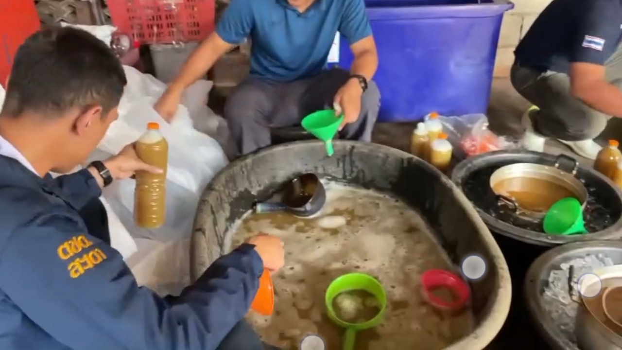 บุกบ้านจับลอบขายน้ำท่อม ยึด 900 ลิตร เจอกำลังตักจากกระบะผสมปูนใส่ขวด