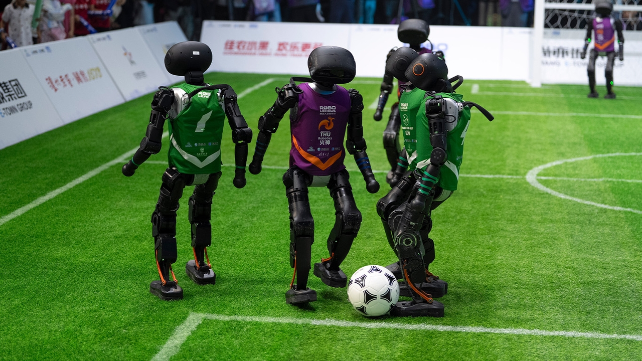 จีน เจ้าภาพ “ศึกบอล AI” นักเตะฮิวแมนนอยด์ ครั้งแรกของโลก อนาคตเตรียมจัดดวลแข้ง หุ่นยนต์ VS มนุษย์