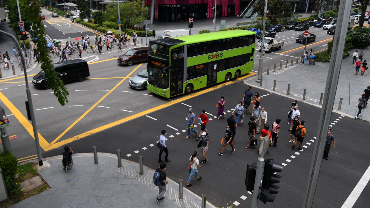 สิงคโปร์เอาจริง ใครขับขี่รถบนทางเท้า เจอโทษปรับหนัก จำคุก 3 เดือน เริ่มมีผลบังคับใช้แล้ว