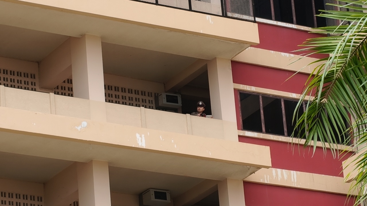 โรงเรียนดังโคราช ประกาศหยุดเรียนฉุกเฉิน หลังเกิดเหตุคนตกอาคารเสียชีวิต