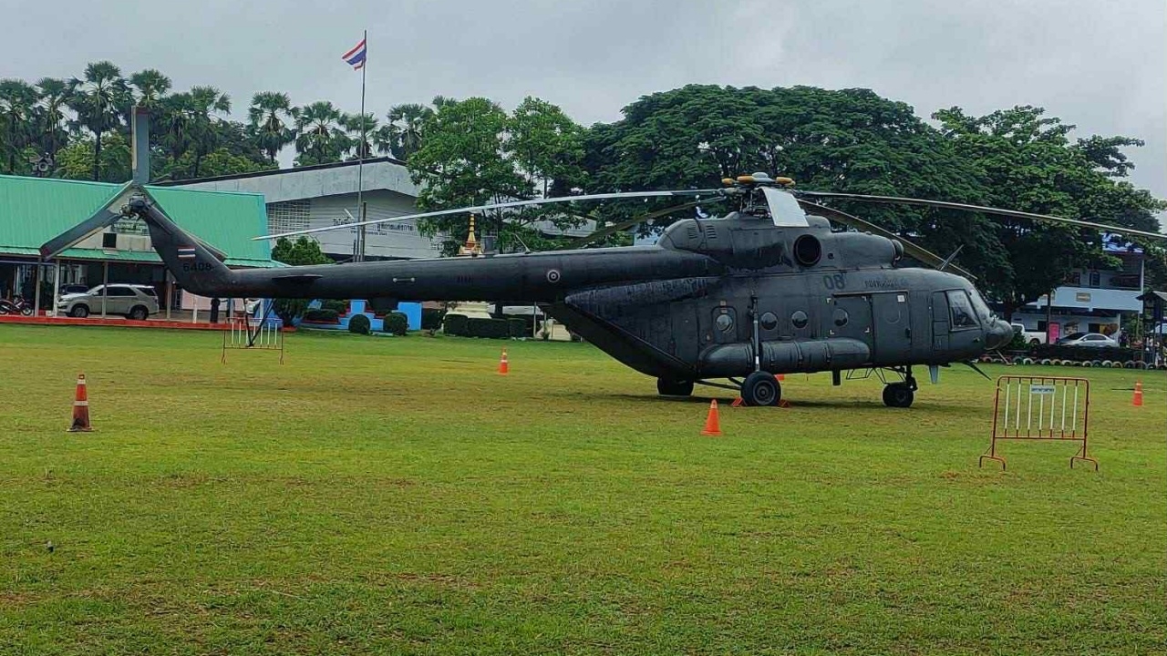 ฮ.ทหารลงจอดฉุกเฉิน โรงเรียนที่ร้อยเอ็ด นร.ตื่นเต้น ชาวบ้านผูกข้อมือเรียกขวัญ
