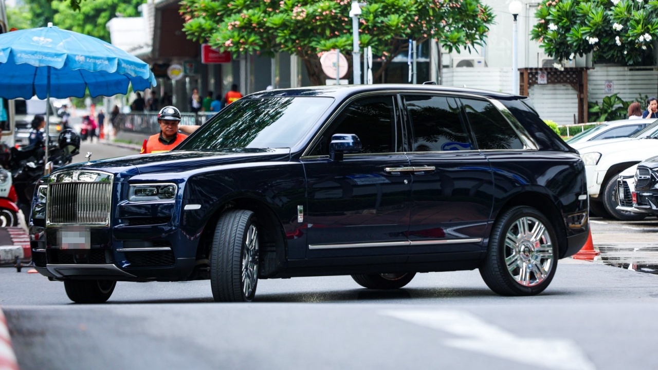 "ทักษิณ" พักสืบพยาน อยากทักทายคนมารอ แต่เปิดกระจกไม่ได้ เป็นรถกันกระสุน