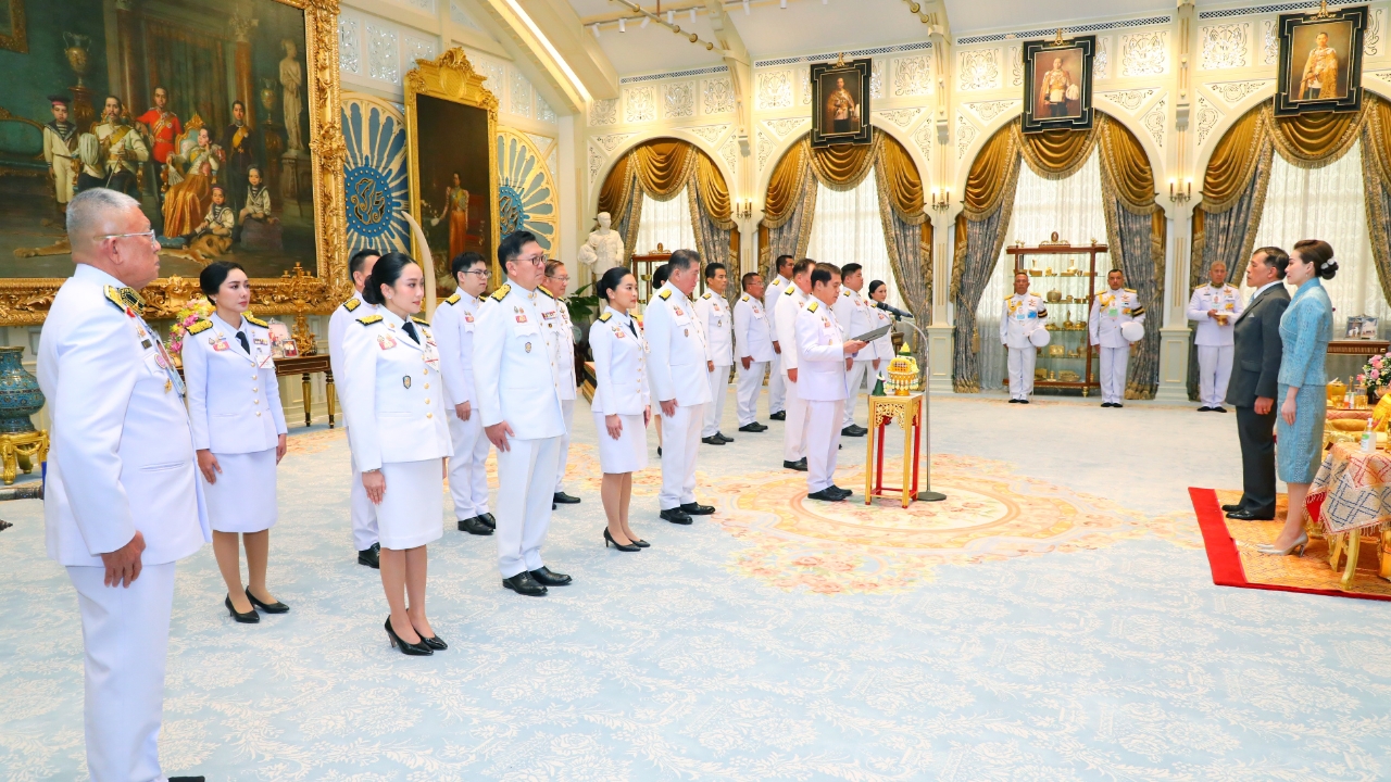 ในหลวง-ราชินี พระราชทานพระบรมราชวโรกาสให้ ครม. ชุดใหม่เข้าเฝ้าถวายสัตย์ฯ