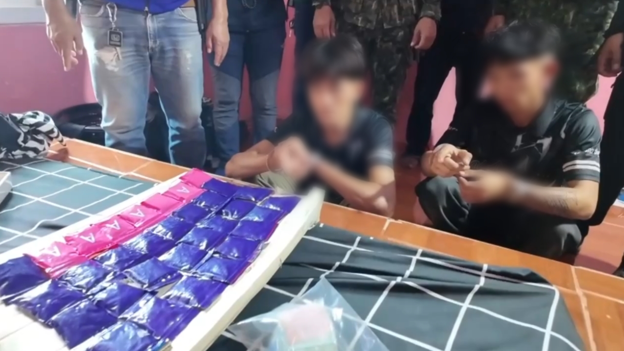 จับ 2 วัยรุ่นพร้อมยาบ้าหมื่นกว่าเม็ด ปู่ย่าเข้ามากอดร่ำไห้บอกสอนก็ไม่ฟัง