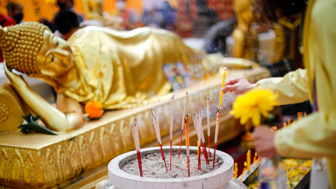 วันเข้าพรรษา ธนาคารหยุดไหม เช็กชัดๆ 11 กรกฎาคม 2568 ใครได้หยุดบ้าง