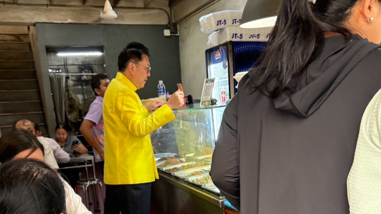 รมต.ป้ายแดง “จตุพร บุรุษพัฒน์” แวะอุดหนุนร้านข้าวแกงริมทาง พร้อมถามราคา