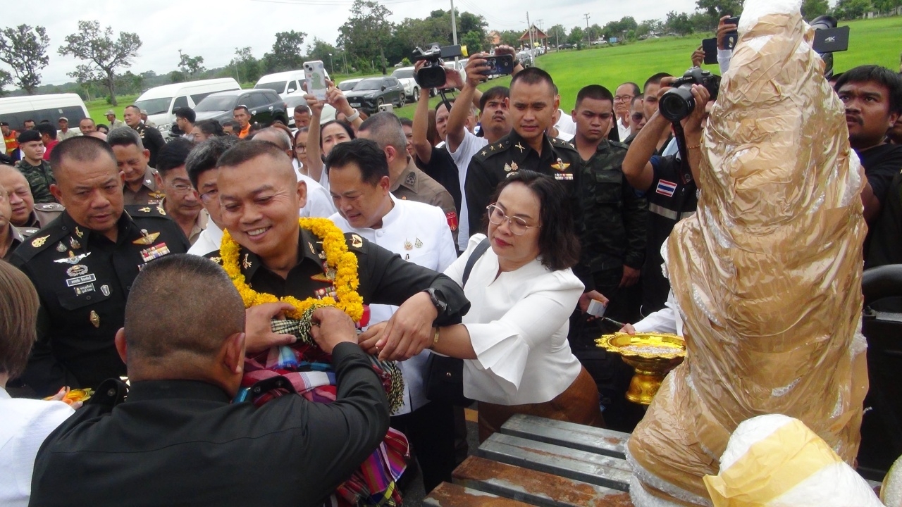 แม่ทัพภาค 2 เดินสายทำบุญถวาย "พระพุทธรูปหยก" ชาวบ้านแห่ส่อง "เลขเด็ด" ทะเบียนรถ