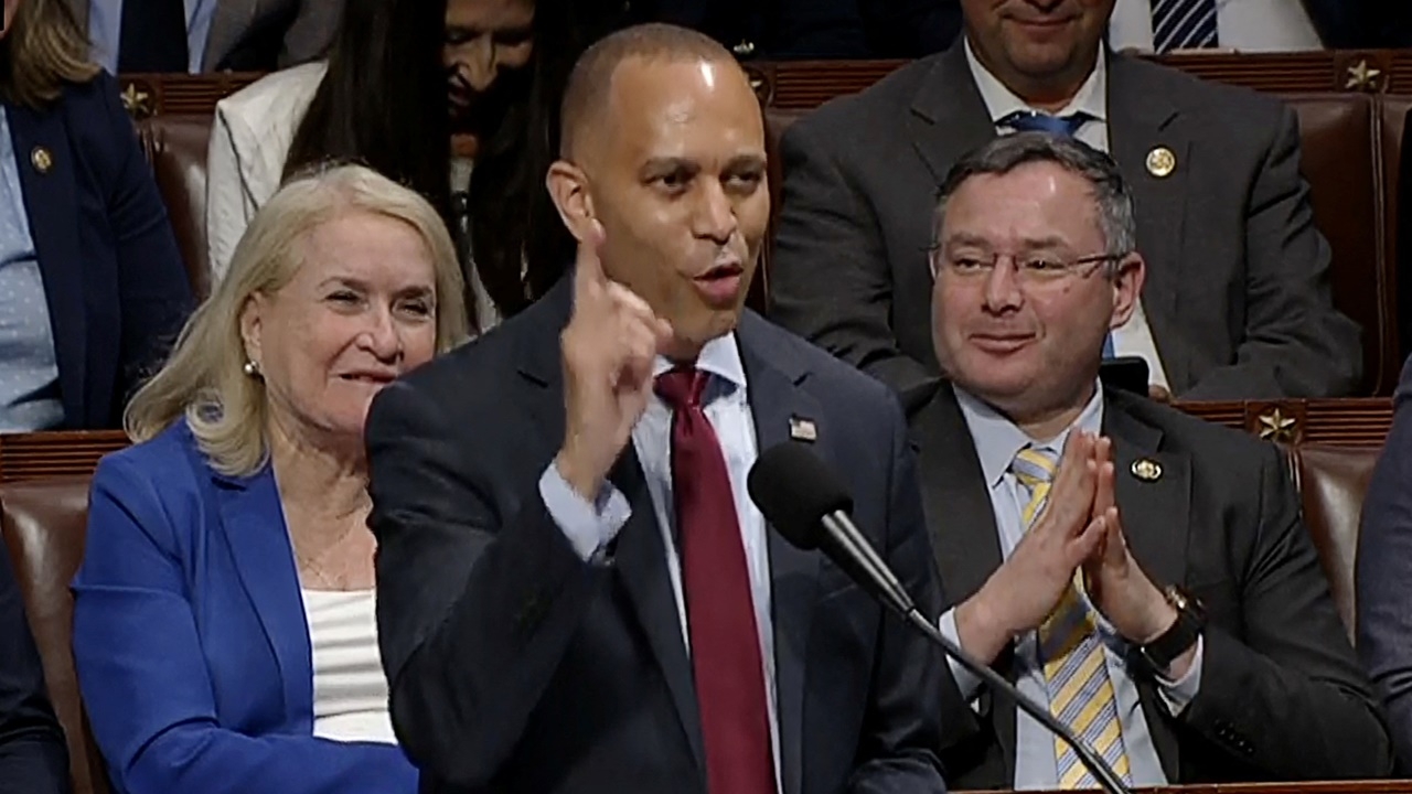 สส.เดโมแครตทุบสถิติ พูดในสภานานเกือบ 9 ชม. ประท้วงกฎหมายทรัมป์