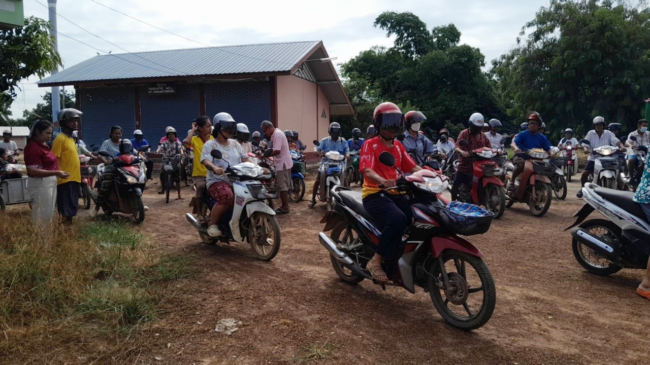 ห่วงลูกบ้านโดนปรับ ผู้ใหญ่บ้านสุโขทัย ซื้อหมวกกันน็อกแจก เผยส่วนใหญ่มีครอบครัวละ 1 ใบ