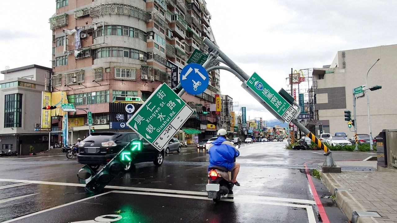 ไต้ฝุ่น "ดานัส" ถล่มไต้หวัน เริ่มอ่อนกำลังเป็นพายุโซนร้อน