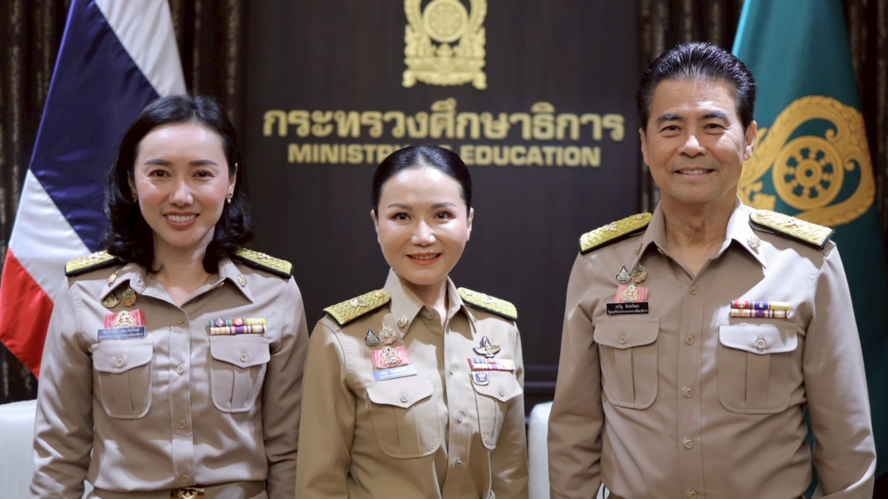 “นฤมล” นำ 2 รมช.ศธ. เข้ากระทรวงสักการะสิ่งศักดิ์สิทธิ์ ย้ำ สานต่อไม่สะดุดแน่นอน