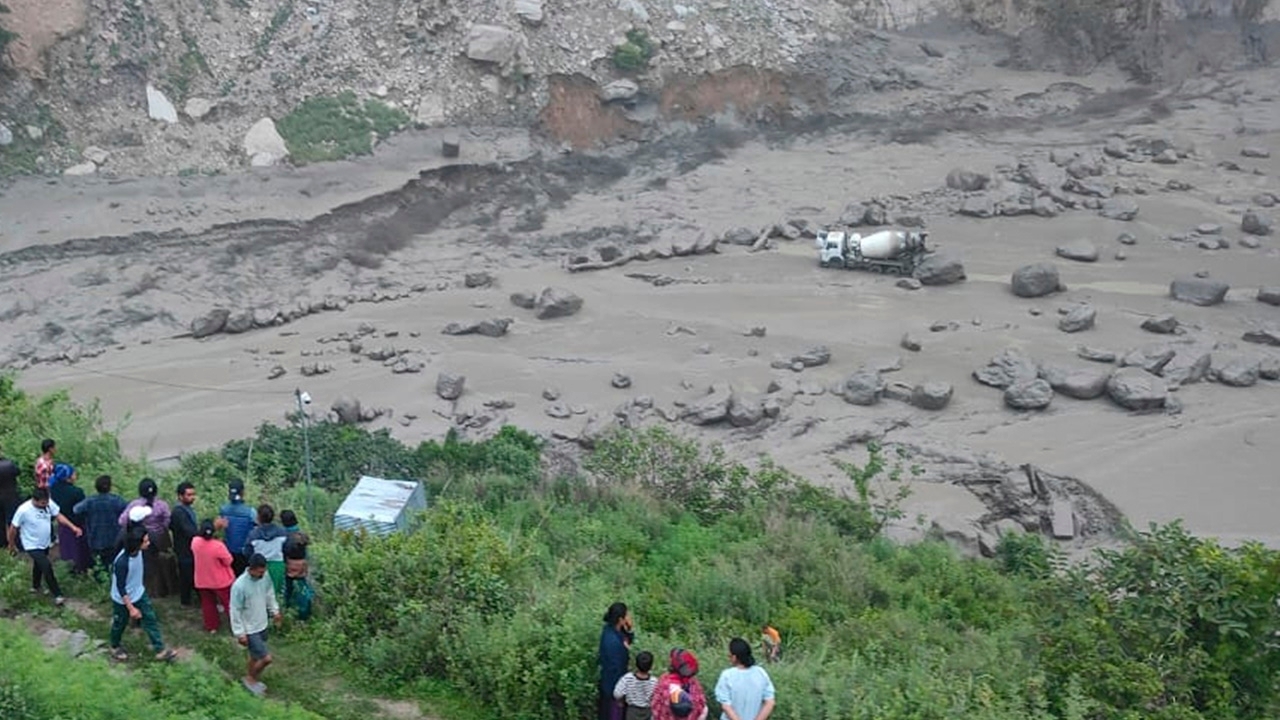 น้ำท่วมเมืองเนปาล ดับแล้ว 8 ศพ หายอีก 31 คน ซัดสะพานเชื่อมจีนขาด