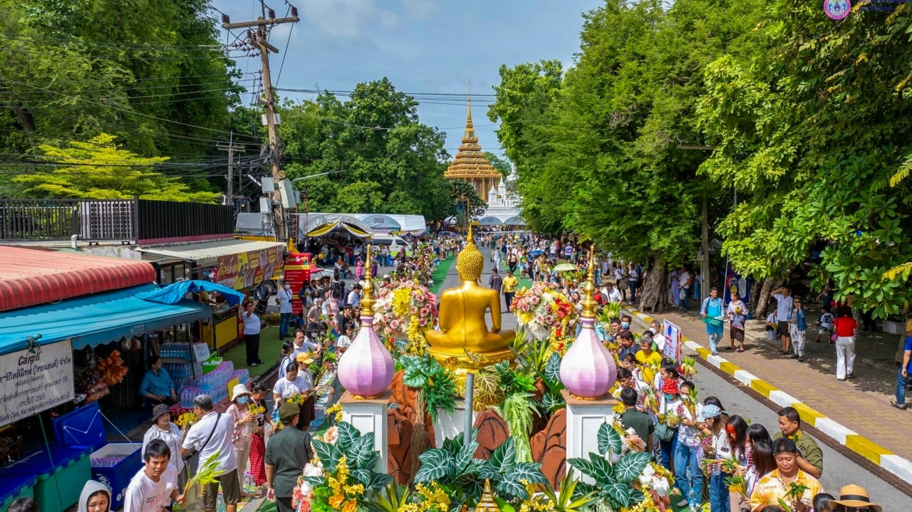 ตักบาตรดอกไม้วันเข้าพรรษา 2568 จัดวันไหน มีกิจกรรมอะไรบ้าง