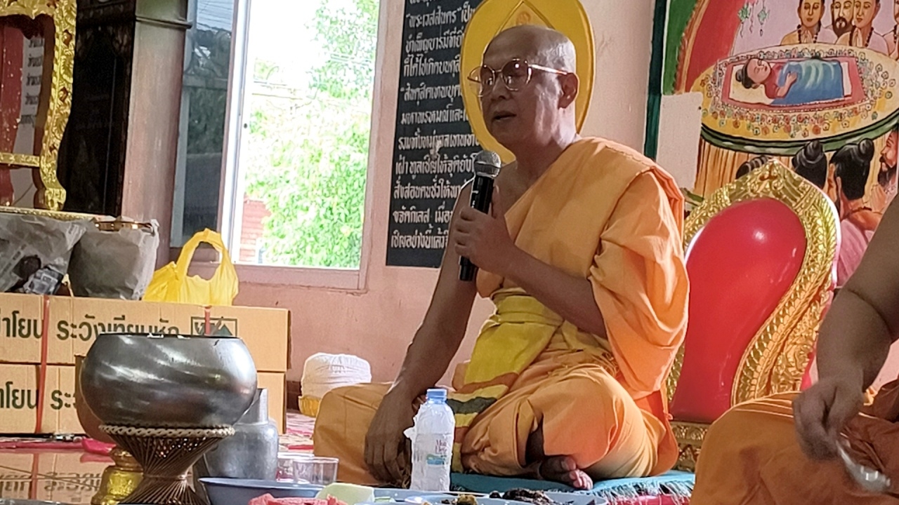 พระครูปลัดราชันย์ แจงรับเงินจากสีกากอล์ฟช่วยน้ำท่วม เรื่องอื่นขอเอาชีวิตเดิมพัน