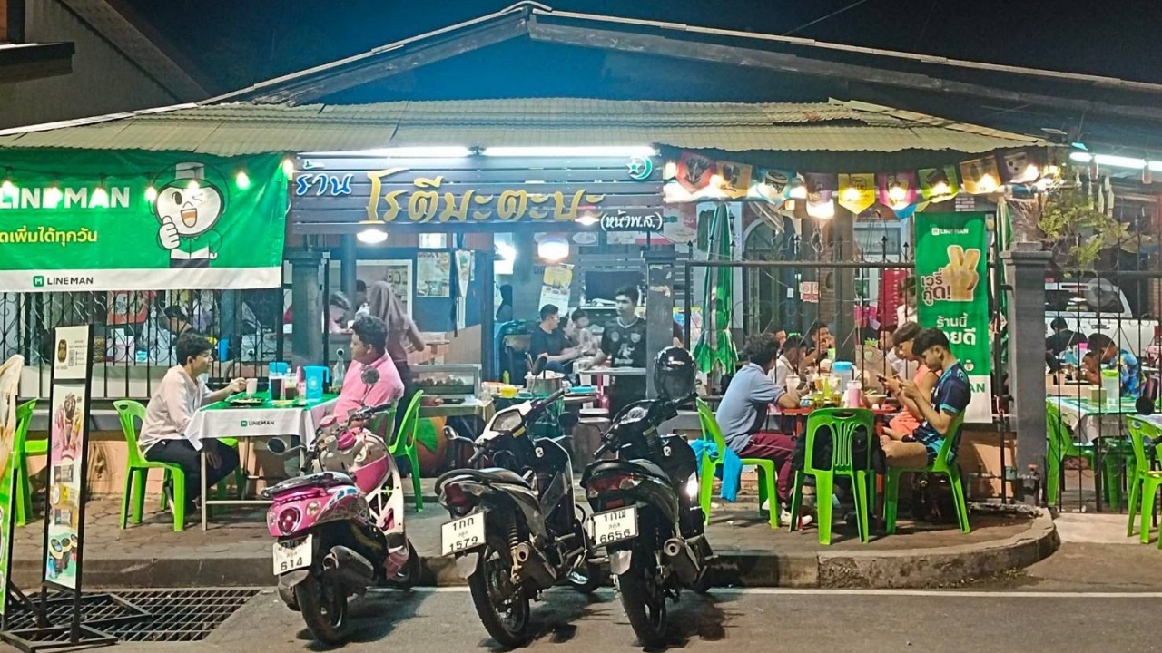 โรตีมะตะบะ หน้าโรงเรียนพ.ส. พลิกวิกฤตจากโควิดสู่คาเฟ่โรตียามค่ำคืน จุดนัดพบของคนทุกวัยในสตูล