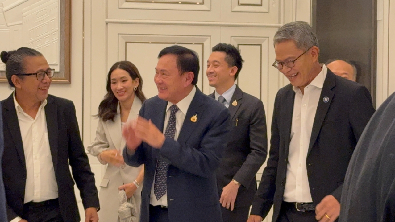 “ทักษิณ” ยังไม่พูดการเมือง บอกเดี๋ยวมันจืด ขอให้สัมภาษณ์หลังจบรายการทอล์ก