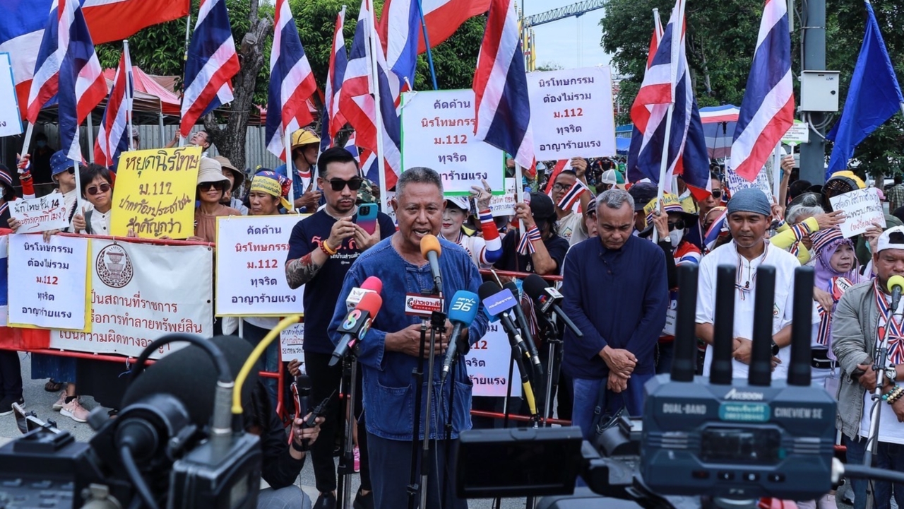 “คปท.-กองทัพธรรม” บุกรัฐสภา ยื่น “วันนอร์” ยกเลิกร่างเอนเตอร์เทนเมนท์ฯ-นิรโทษกรรม ม.112