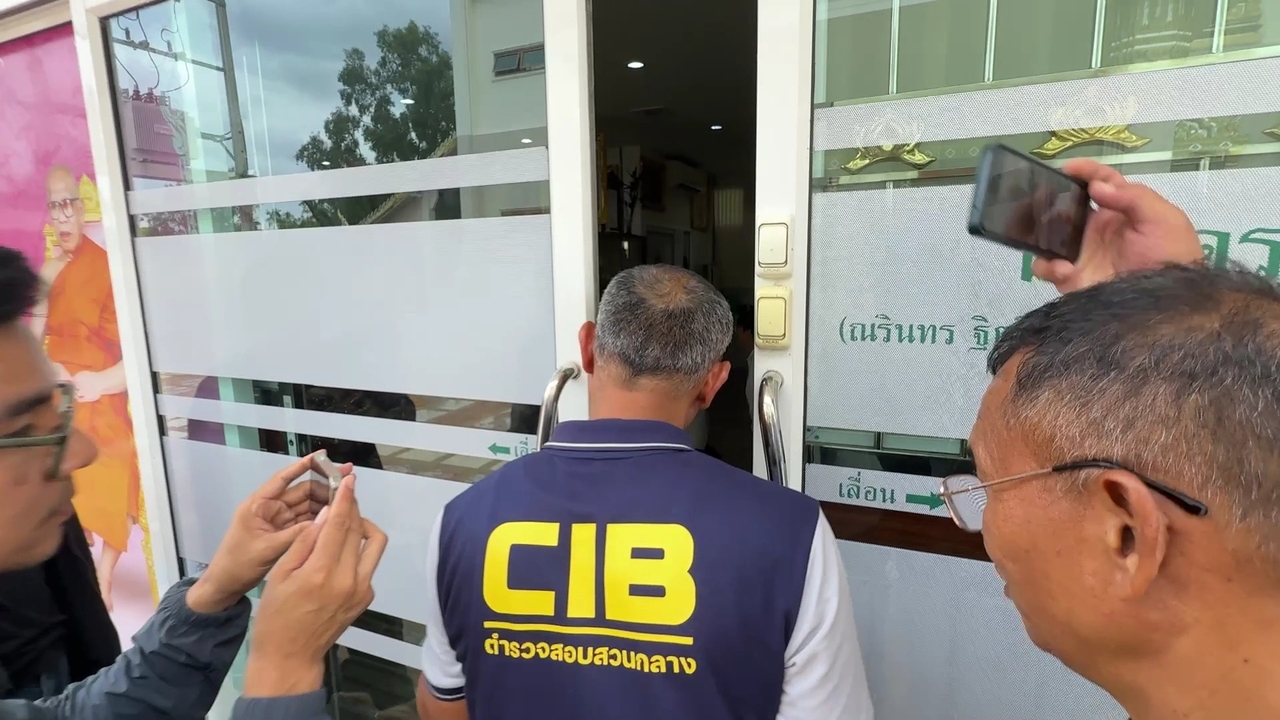 พระวัดโสธรฯ ที่มีคลิปในมือถือสีกากอล์ฟ ออกจากวัดก่อน ตร. เข้าค้น คาดรู้ตัว