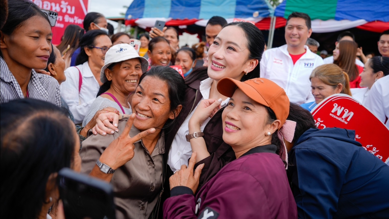 “อิ๊งค์” อ้อนคนโคราช ไม่ว่าหน้าที่ไหนก็พร้อมรับใช้ ชาวบ้านแห่ตะโกน สู้ๆ