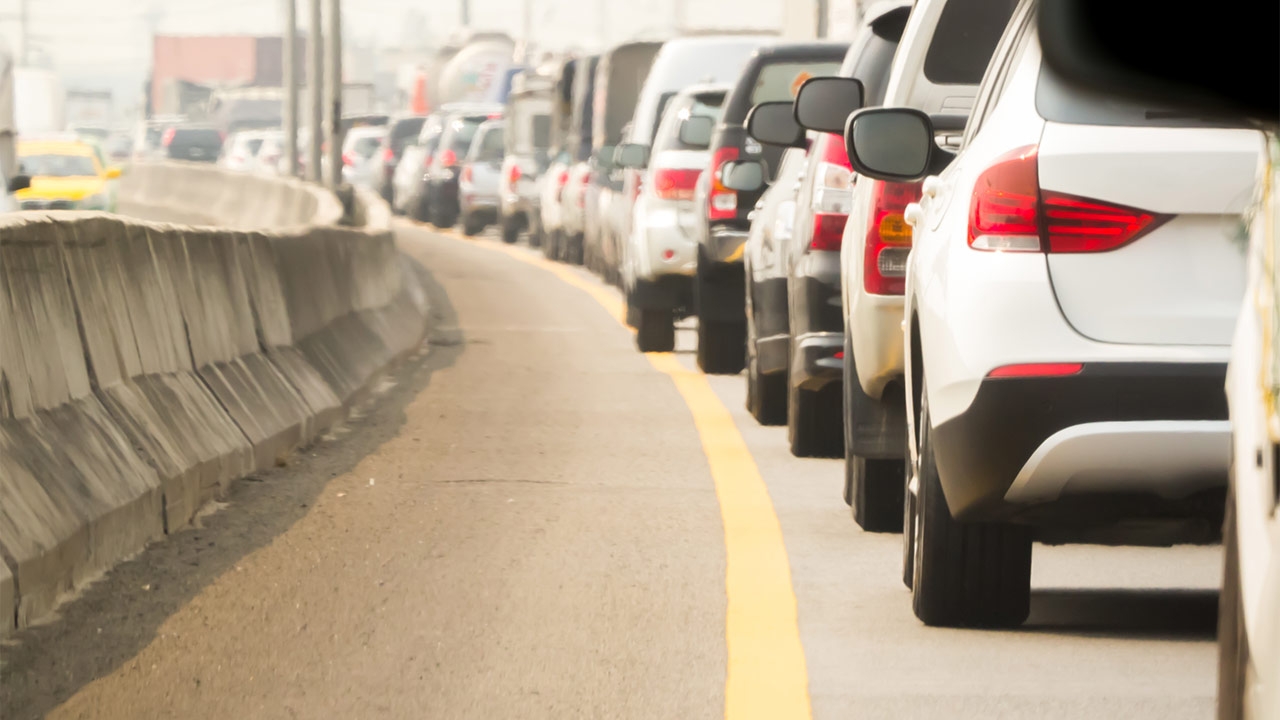 ถ้าไม่ฉุกเฉินจริงอย่าจอดรถตามไหล่ทาง เสี่ยงอันตราย แถมผิดกฎหมาย