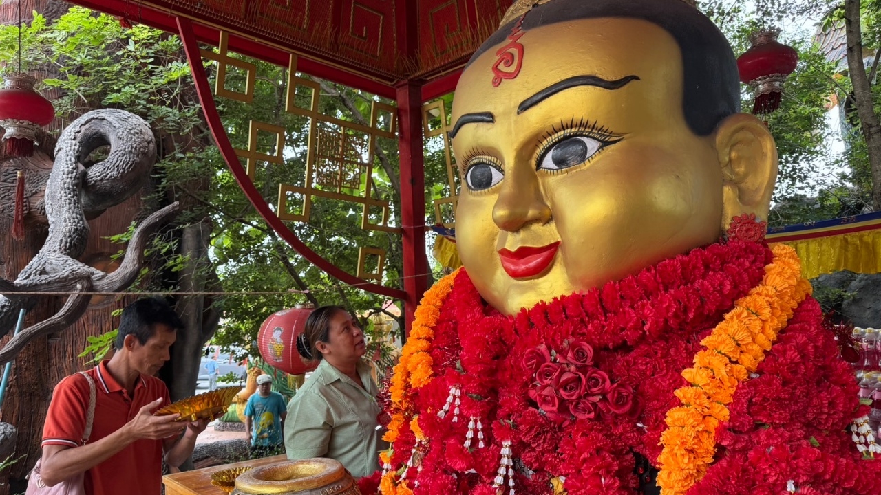 สมหวังได้เงินแสน สาวมาแก้บน "กุมารทองเจ้าสัวเฮง" ไม่ลืมหยิบลูกปิงปอง "เลขเด็ด"