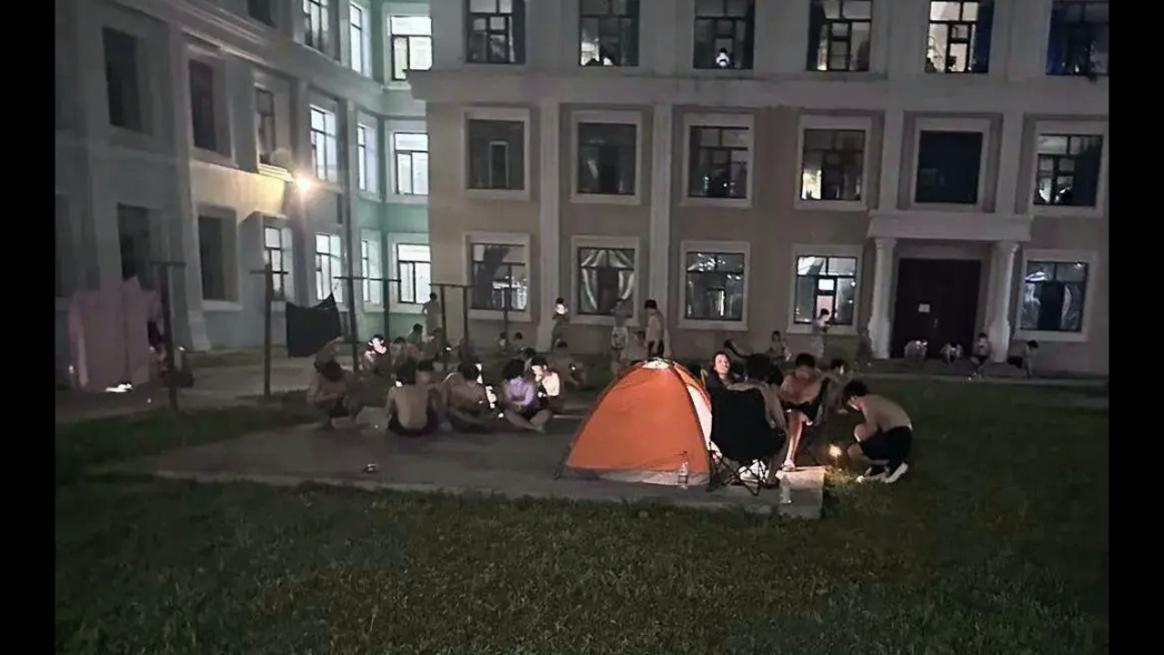 นักศึกษาจีนหนีร้อน ต้องกางเต๊นท์นอกหอ-นอนในห้องสมุด 