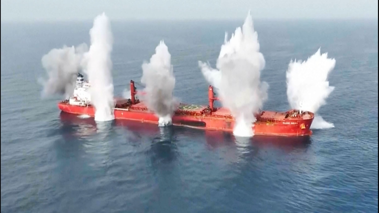 กลุ่มฮูตีเผยคลิประเบิดจมเรือสินค้าทะเลแดง